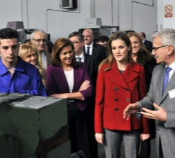Su Alteza Real la Princesa de Asturias durante su visita a la fábrica de cuchillos Arcos, junto a la presidenta de la Junta de Comunidades de Castilla
